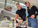 Agnese Fazio, Leiterin des Sch&uuml;lerforschungszentrums Nordhausen (li.) leitete die Sch&uuml;lerinnen dabei an, ihren eigenen Nagellack herzustellen (Foto: Janine Skara)