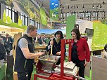 Landr&auml;tin Antje Hochwind-Schneider und Christian SchelDer Tourismusverband S&uuml;dharz Kyffh&auml;user auf der Gr&uuml;nen Woche in Berlin.  (Foto: Andrea Hellmann)