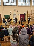 Einige Musiker des Loh-Orchesters besuchten die Grundschule in Hohenebra. (Foto: Isabell Urland) Einige Musiker des Loh-Orchesters besuchten die Grundschule in Hohenebra. (Foto: Isabell Urland)
