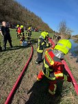 Die Feuerwehr richtete eine &Ouml;lsperre ein. (Foto: Feuerwehr Heldrungen/Silvio Dietzel)