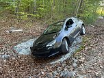 Der Opel musste einem Auto ausweichen und landete dann im Stra&szlig;engraben. (Foto: Silvio Dietzel)
