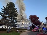 Ein Feuer ist im oberen Geschoss eines Mehrfamilienhauses in Sondershausen ausgebrochen. (Foto: Silvio Dietzel)