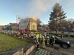 Die Feuerwehren in Sondershausen und Ebeleben versuchen das Feuer zu l&ouml;schen.  (Foto: Silvio Dietzel)