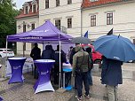 Einmal essen, zweimal satt. Suppenverteilung mit Landrätin auf dem Sondershäuser Marktplatz (Foto: Karina Krausholz) Einmal essen, zweimal satt. Suppenverteilung mit Landrätin auf dem Sondershäuser Marktplatz (Foto: Karina Krausholz)