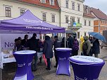 Einmal essen, zweimal satt. Suppenverteilung mit Landrätin auf dem Sondershäuser Marktplatz (Foto: Karina Krausholz) Einmal essen, zweimal satt. Suppenverteilung mit Landrätin auf dem Sondershäuser Marktplatz (Foto: Karina Krausholz)