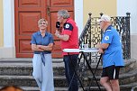 Fans und Cheftrainer des Thüringer HC Herbert Müller verabschieden neun Spitzenhandballerinnen in Bad Langensalza (Foto: Eva Maria Wiegand) Fans und Cheftrainer des Thüringer HC Herbert Müller verabschieden neun Spitzenhandballerinnen in Bad Langensalza (Foto: Eva Maria Wiegand)