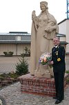 Dr. Springer am Fu&szlig; der heiligen Barbara auf dem Schachtgel&auml;nde (Foto: Karl-Heinz Herrmann)