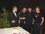 Verteilung Torte (Foto: Karl-Heinz Herrmann)