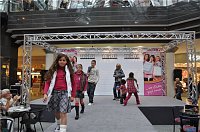 Bild: Modeschau in der Galerie
