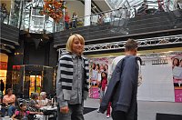 Bild: Modeschau in der Galerie