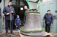 Die erste Glocke für Trinitatiskirche in der Stadt Bild: Die erste Glocke für Trinitatiskirche in der Stadt