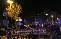 Friedensgebet mit Friedensmarsch Bild: Friedensgebet mit Friedensmarsch