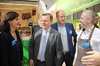 Bild: Premiere mit mobilem Hofladen