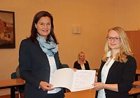 Bild: Arbeitsvertr&auml;ge &uuml;bergeben