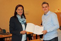 Bild: Arbeitsvertr&auml;ge &uuml;bergeben