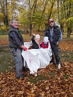Bild: Laubfegen im Schlosspark Ebeleben