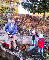 Bild: Laubfegen im Schlosspark Ebeleben