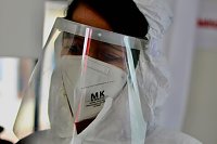 Bild: Rettungssanit&auml;terin Sandra B&ouml;hme mit Vollschutz