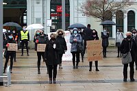 Bild: Proteste der Fris&ouml;rinnung vor dem Nordh&auml;user Bahnhof