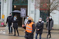 Bild: Proteste der Fris&ouml;rinnung vor dem Nordh&auml;user Bahnhof