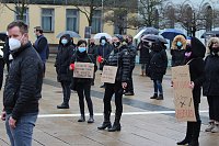 Bild: Proteste der Fris&ouml;rinnung vor dem Nordh&auml;user Bahnhof