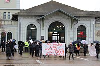 Bild: Proteste der Fris&ouml;rinnung vor dem Nordh&auml;user Bahnhof