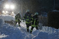 Bild: Feuerwehr befreit Anwohner
