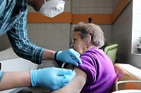 Bild: Covid19 Impfung im Pflegeheim Schloss Sophie von K&uuml;hn in Gr&uuml;ningen und im Seniorenzentrum Am Waidhof 