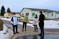 Bild: Rundgang auf dem Gel&auml;nde v.l. Frau Steinicke- K&uuml;chenchefin, Chefin Ina Seichter, Jessica Rohde - Jugendbildungsreferentin, SPD Bundestagsabgeordneter Carsten Schneider