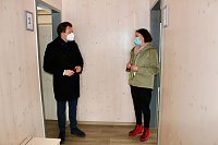 Bild: Carsten Schneider (SPD), Ina Seichter im einen der neuen Ferienh&auml;user