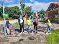 Kinder freuen sich über ihren neuen Schulspielplatz Bild: Kinder freuen sich über ihren neuen Schulspielplatz