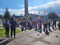Kinder freuen sich über ihren neuen Schulspielplatz Bild: Kinder freuen sich über ihren neuen Schulspielplatz