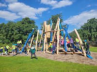 Kinder freuen sich über ihren neuen Schulspielplatz Bild: Kinder freuen sich über ihren neuen Schulspielplatz