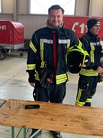 Bild: Feuerwehr&uuml;bung in Greu&szlig;en. Auch Landtagsabgeordneter  Stefan Schard (CDU) nahm an der &Uuml;bung teil