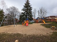 Bild: Ein inoffizielles Wahrzeichen in Gro&szlig;furra ist der Mammutbaum am sozikulturellen Zentrum, der einst als Gaudi einer Karnevalsveranstaltung entstanden war und seitdem gro&szlig;e und kleine Besucher des Ortsteils erfreut