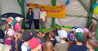 Mitglieder des Fördervereins der Kindervilla Bad Frankenhausen überreichen Geschenke an die Kinder Bild: Mitglieder des Fördervereins der Kindervilla Bad Frankenhausen überreichen Geschenke an die Kinder
