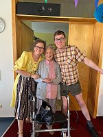 Bild: Frau Otto (Mitte) beim Sommerfest der AWO Seniorenresidenz Udo-Stiemerling-Haus" 