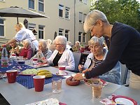 Bild: Leckeres Fr&uuml;hst&uuml;ck im Freien - Pflegeheim Gr&uuml;ningen