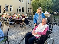 Bild: Leckeres Fr&uuml;hst&uuml;ck im Freien - Pflegeheim Gr&uuml;ningen