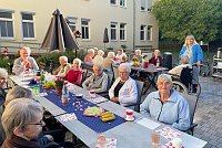 Bild: Leckeres Fr&uuml;hst&uuml;ck im Freien - Pflegeheim Gr&uuml;ningen