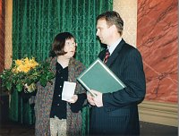 Übergabe des Verdienstordens an die Dichterin Sarah Kirsch durch Ministerpräsident Dieter Althaus Bild: Übergabe des Verdienstordens an die Dichterin Sarah Kirsch durch Ministerpräsident Dieter Althaus