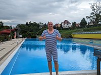 Anbaden im "Bergbad Sonnenblick" in Sondershausen. Bürgermeister Steffen Grimm zeigte, dass er für jeden Spaß zu haben ist Bild: Anbaden im "Bergbad Sonnenblick" in Sondershausen. Bürgermeister Steffen Grimm zeigte, dass er für jeden Spaß zu haben ist