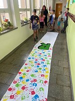 Bild: Mit gro&szlig;em Spa&szlig;,tanzten sich die Uderlebener Sch&uuml;ler in die Ferien