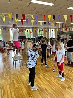 Bild: Let&acute;s dance for Kids � das coole Bewegungsprojekt mit Michael Hirschel in der Grundschule in Udersleben