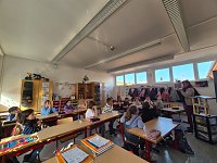 Bild: Um das Thema besonders anschaulich zu gestalten, brachte Frau Schr&ouml;ter verschiedeneExponate mit in den Unterricht.