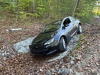 Der Opel musste einem Auto ausweichen und landete dann im Straßengraben. Bild: Der Opel musste einem Auto ausweichen und landete dann im Straßengraben.