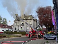 Ein Feuer ist im oberen Geschoss eines Mehrfamilienhauses in Sondershausen ausgebrochen. Bild: Ein Feuer ist im oberen Geschoss eines Mehrfamilienhauses in Sondershausen ausgebrochen.
