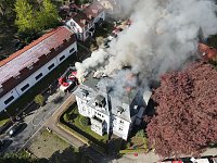 Drohnenbild mit Blick auf das brennende Obergeschoss. Bild: Drohnenbild mit Blick auf das brennende Obergeschoss.
