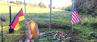 Bild: Ein Gedenkstein zwischen Wiehe und Garnbach erinnert nun an im Zweiten Weltkrieg abgeschossene Soldaten.