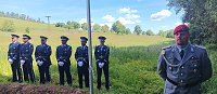 Bild: Ein Gedenkstein zwischen Wiehe und Garnbach erinnert nun an im Zweiten Weltkrieg abgeschossene Soldaten.